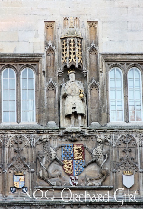 The statue of Henry VIII above the portico of Trinity College.